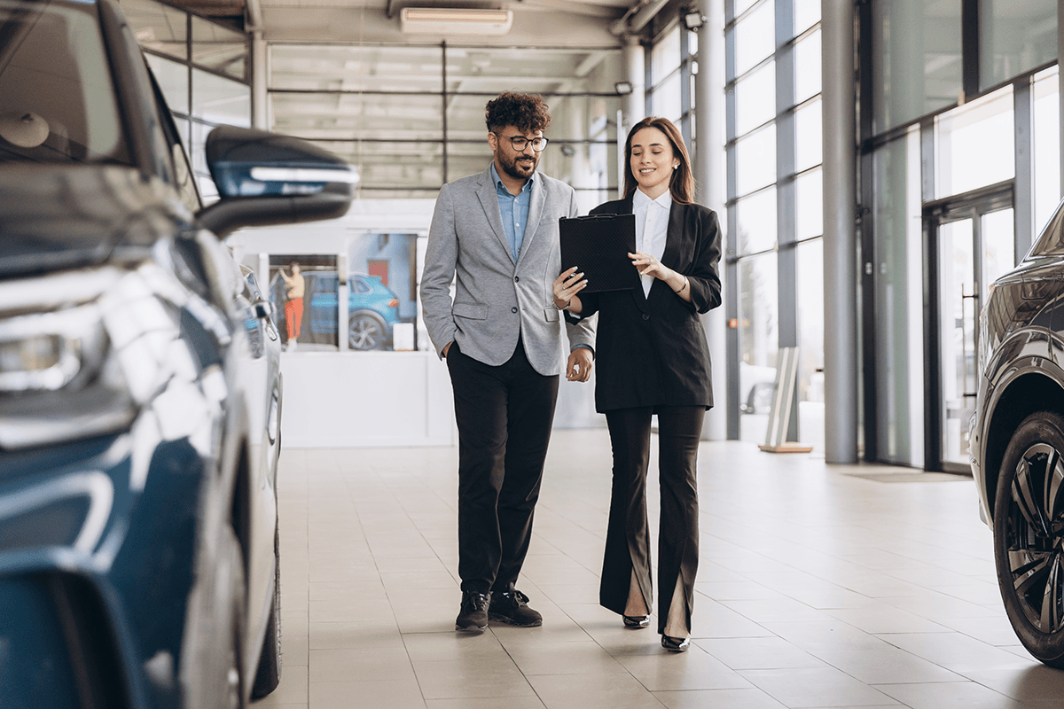 saleswoman-showing-new-car-to-customer-in-dealersh-2026-01-09-10-05-38-utc.png